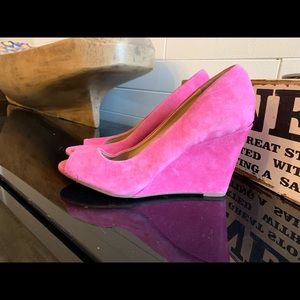 Splendid bright pink wedge